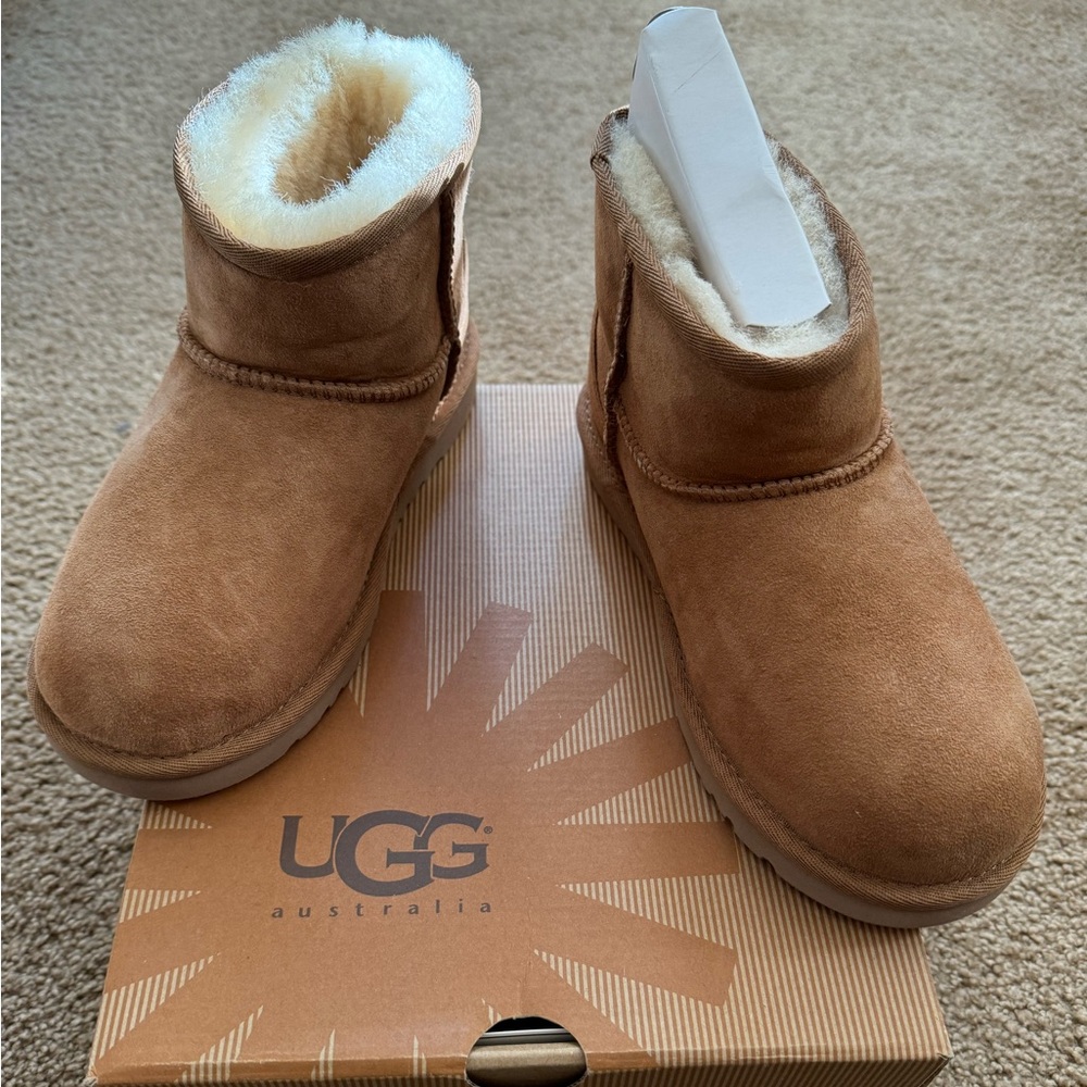 NEW/NEVER WORN Ugg Classic Mini - color: Chestnut - US size 2  w box